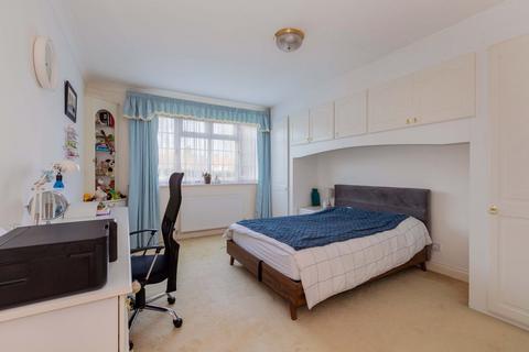 3 bedroom ground floor flat for sale, Oak End Way, Gerrards Cross SL9