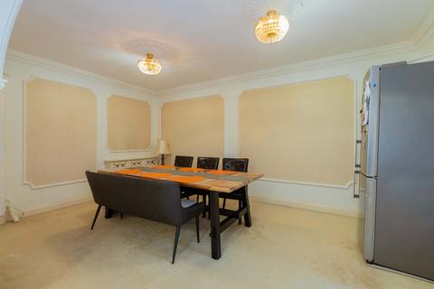 3 bedroom ground floor flat for sale, Oak End Way, Gerrards Cross SL9