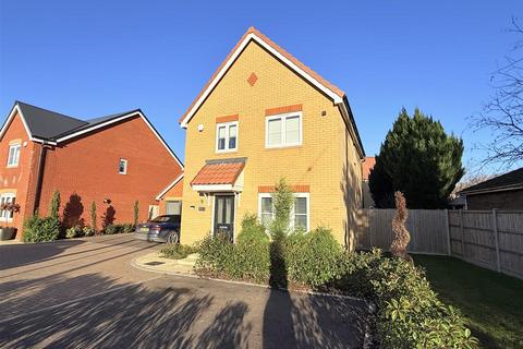 3 bedroom detached house to rent, Vickers Road, Beck Row IP28