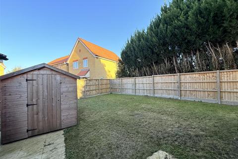 3 bedroom detached house to rent, Vickers Road, Beck Row IP28