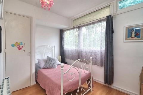 2 bedroom apartment to rent, 35 Hill View Court, Woking GU22