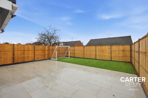 4 bedroom semi-detached bungalow for sale, Central Avenue, Rochford, SS4