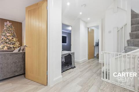 4 bedroom semi-detached bungalow for sale, Central Avenue, Rochford, SS4