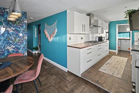 4 bedroom semi-detached house for sale, Canvey Road, Canvey Island SS8