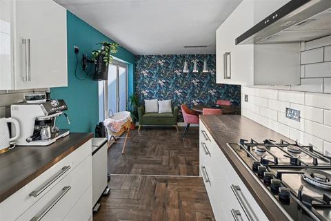 4 bedroom semi-detached house for sale, Canvey Road, Canvey Island SS8