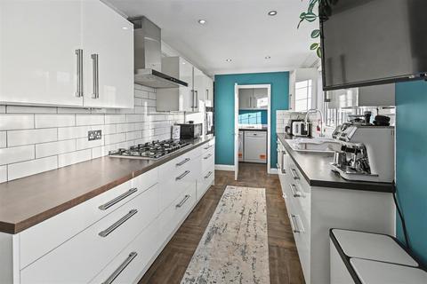 4 bedroom semi-detached house for sale, Canvey Road, Canvey Island SS8