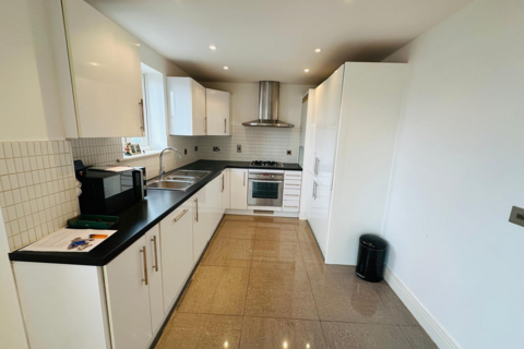2 bedroom flat to rent, Chaucer Court, Ruislip HA4