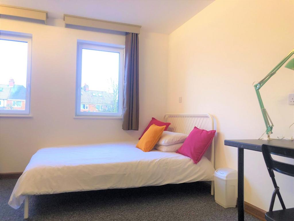 Bright and tidy single bedroom featuring two la...