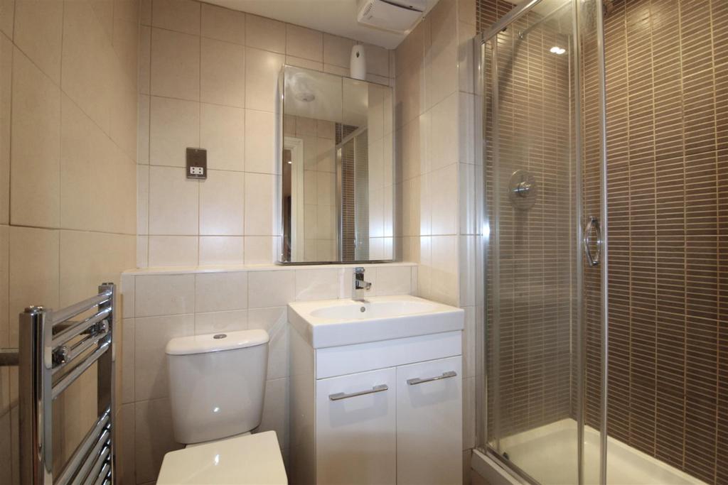 E en-suite bathroom.JPG