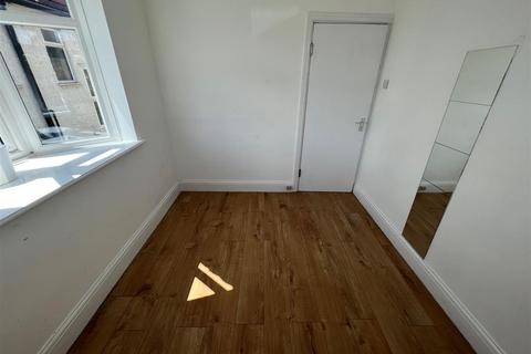4 bedroom semi-detached house to rent, Napier Road, Wembley