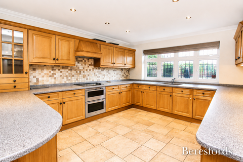 6 bedroom detached house to rent, Burntwood Avenue, RM11