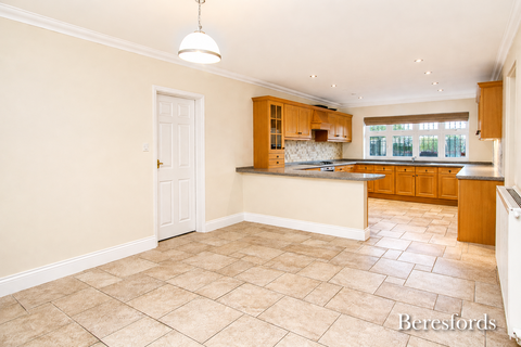 6 bedroom detached house to rent, Burntwood Avenue, RM11