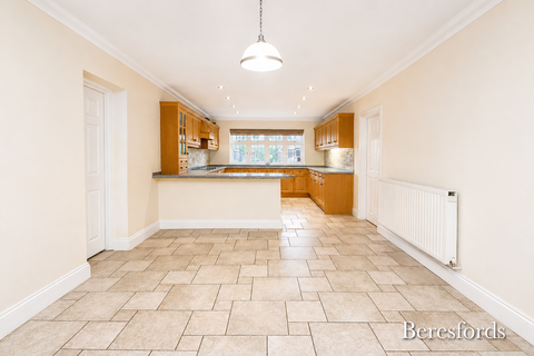 6 bedroom detached house to rent, Burntwood Avenue, RM11