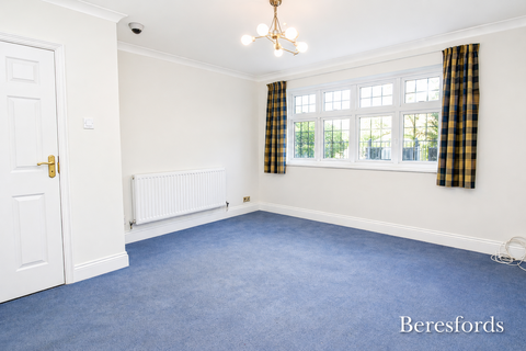 6 bedroom detached house to rent, Burntwood Avenue, RM11