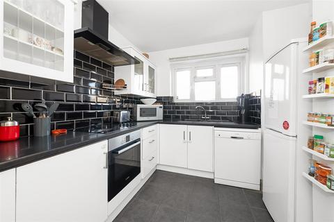 2 bedroom flat for sale, Carnac Street, London SE27