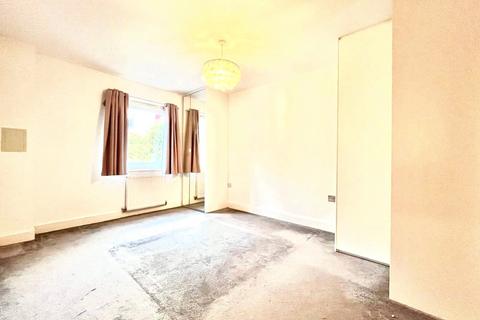2 bedroom apartment to rent, Shingly Place, Chingford, London, E4