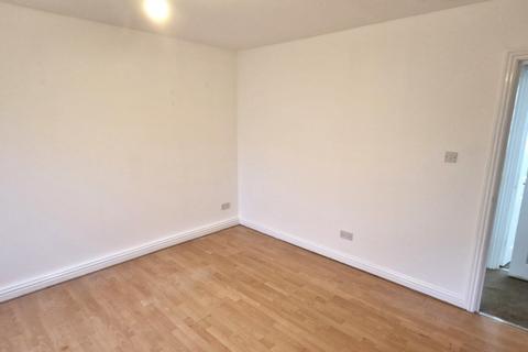 2 bedroom terraced house to rent, Uplands Close, London, SE18
