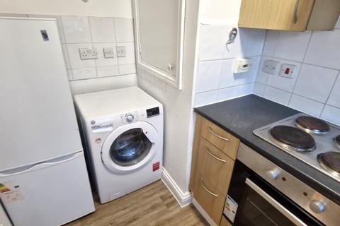 2 bedroom terraced house to rent, Uplands Close, London, SE18