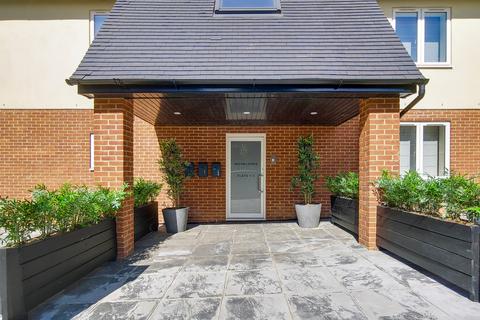 3 bedroom apartment to rent, Woodlands, London NW11