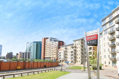 2 bedroom flat to rent, Cromwell Court, Leeds, LS10
