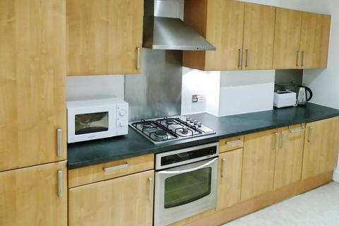 2 bedroom flat to rent, Cromwell Court, Leeds, LS10