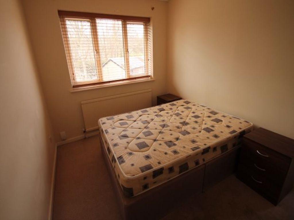Neat single bedroom with a window allowing dayl...
