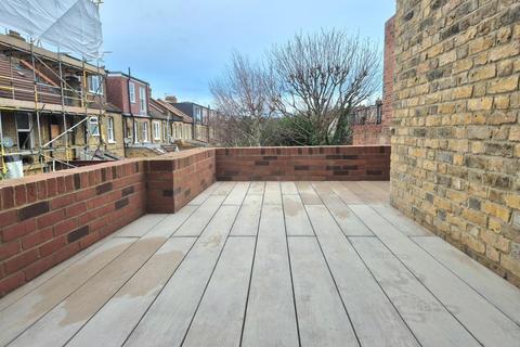 3 bedroom flat to rent, Northfield Avenue, Ealing