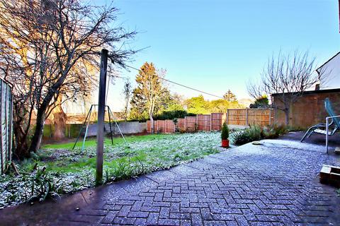 3 bedroom detached house for sale, Carrington Avenue, Borehamwood