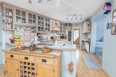 4 bedroom detached bungalow for sale, Stream Park, East Grinstead RH19