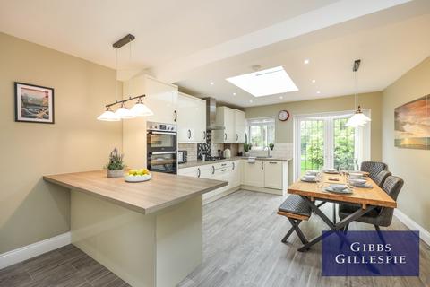 3 bedroom semi-detached house to rent, Jubilee Drive, Ruislip, HA4