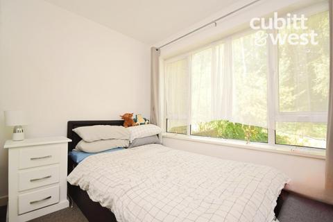 1 bedroom in a house share to rent, Seaford Road, Crawley, RH11