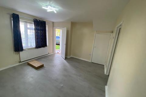 3 bedroom detached house to rent, Wolverton Road, Stanmore HA7