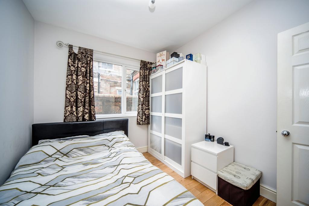 40 D Clapham Road  (6