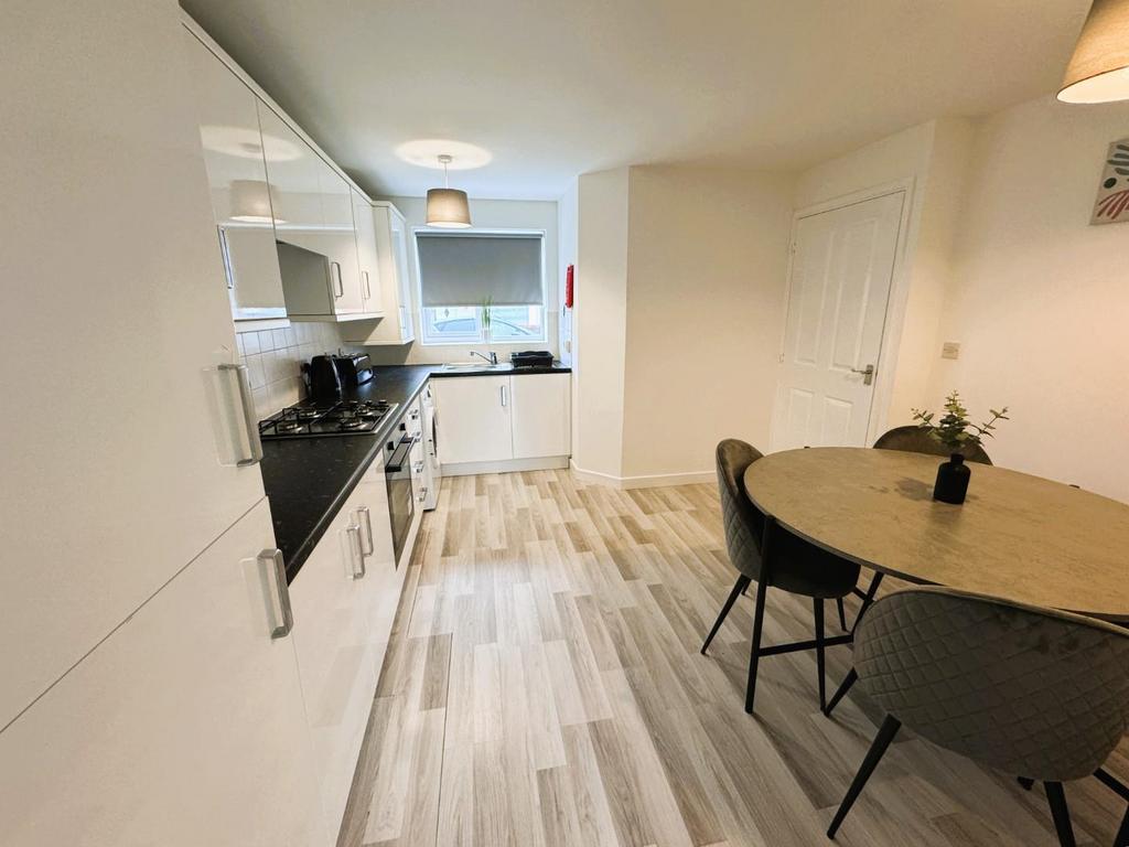 Kitchen (1).JPG