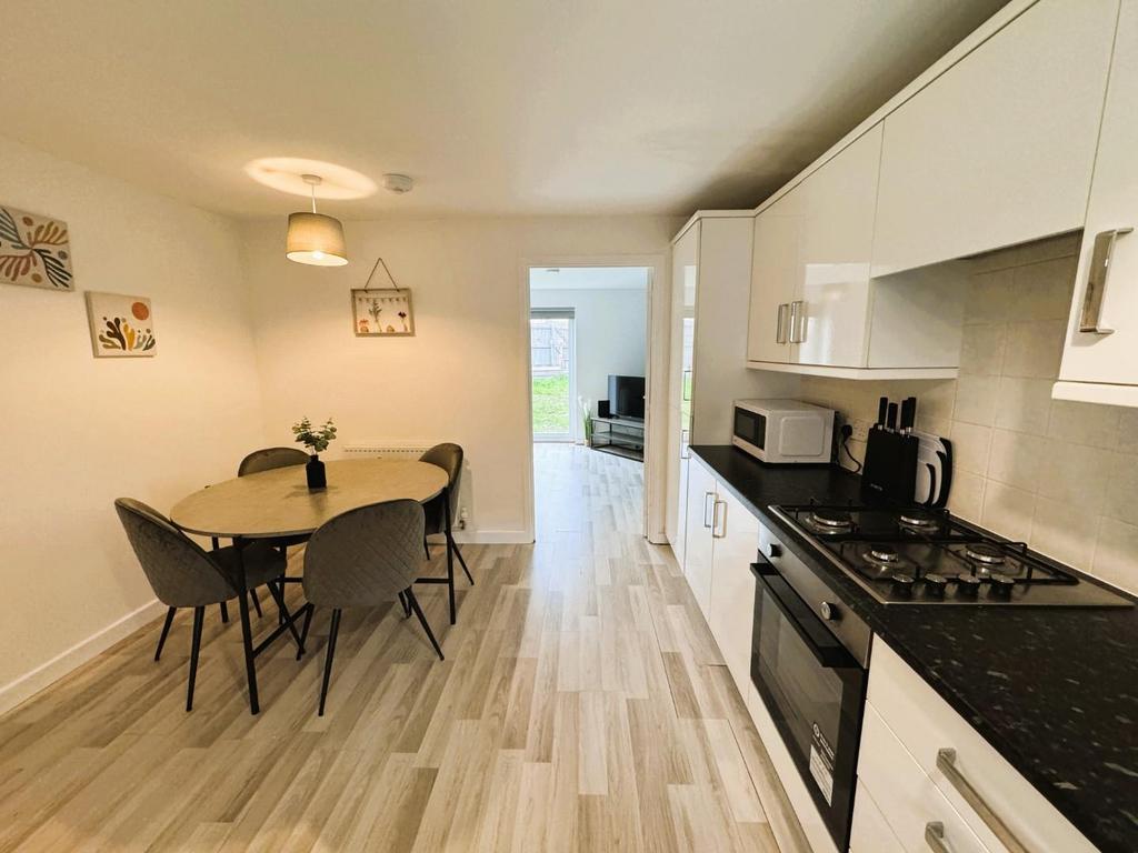 Kitchen (2).JPG