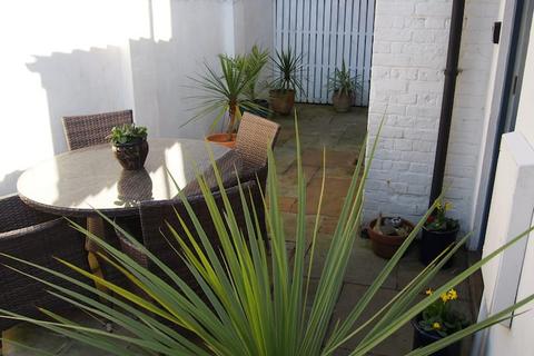 2 bedroom semi-detached house to rent, Mount Street, Cromer NR27
