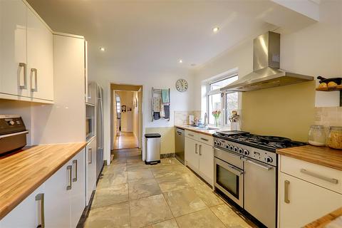 4 bedroom end of terrace house for sale, Navarino Road, Worthing