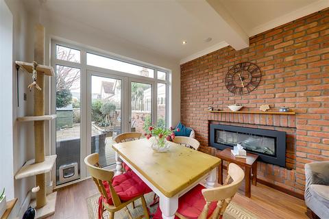 4 bedroom end of terrace house for sale, Navarino Road, Worthing