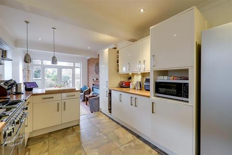 4 bedroom end of terrace house for sale, Navarino Road, Worthing