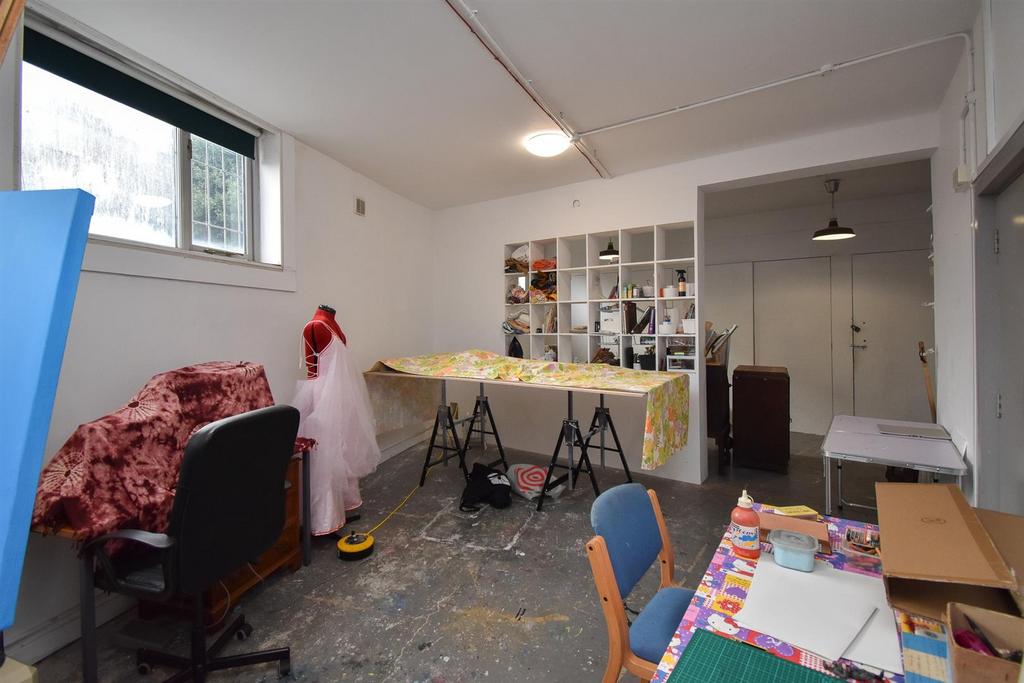 Studio/commercial unit