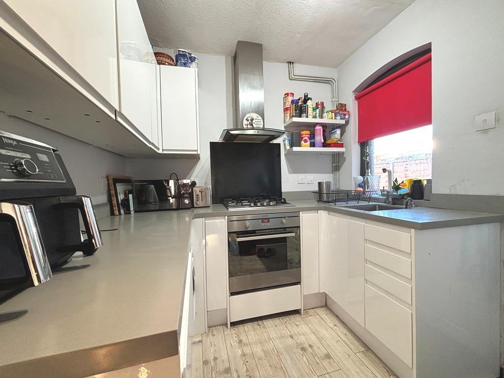 Kitchen (2).JPG