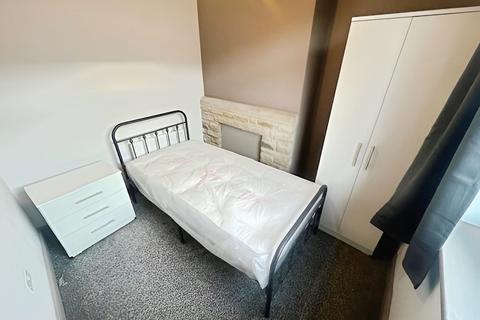 5 bedroom house to rent, 17 Cemetery Road, WF6