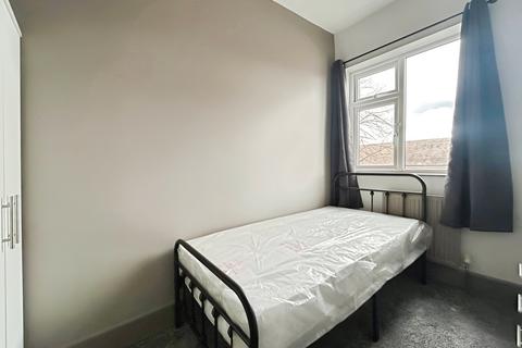 5 bedroom house to rent, 17 Cemetery Road, WF6