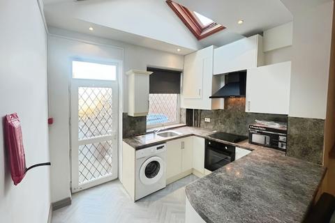 5 bedroom house to rent, 17 Cemetery Road, WF6