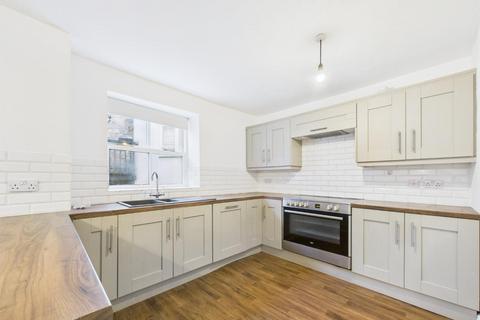 3 bedroom flat to rent, Market Place, Matlock DE4