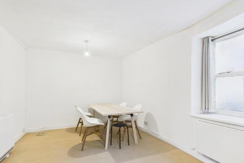 3 bedroom flat to rent, Market Place, Matlock DE4