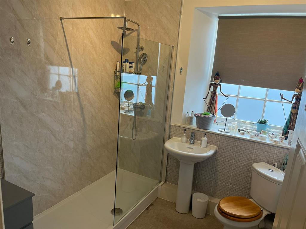 6 West View new bathroom.jpg