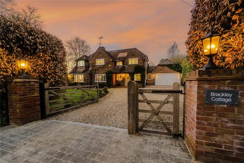 undefined, Brackley Avenue, Hook RG27