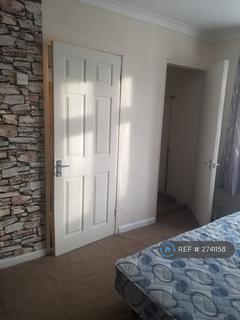 Studio to rent, Weston Green, Dagenham, RM9