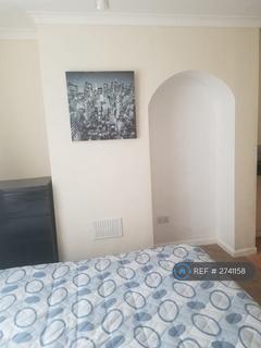 Studio to rent, Weston Green, Dagenham, RM9